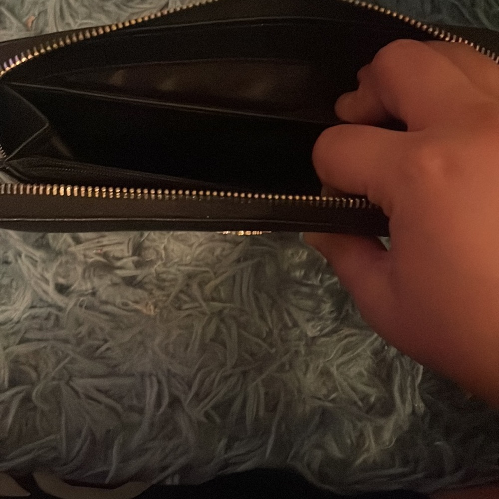 Guess Wallet - Picture 7 of 7